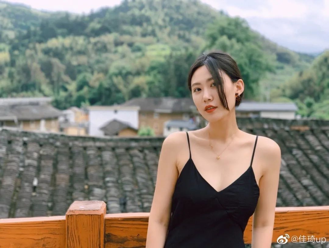 中超吐口秀哪里看(主播小宇宙丨佳琦:我的解说生涯从40页手写资料开始