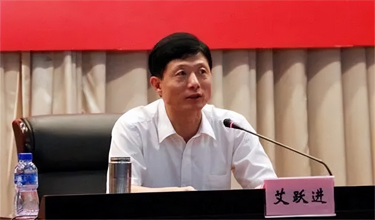 2014年艾跃进确诊胃癌，胃部被切掉4分之1，仍不愿意离开讲台