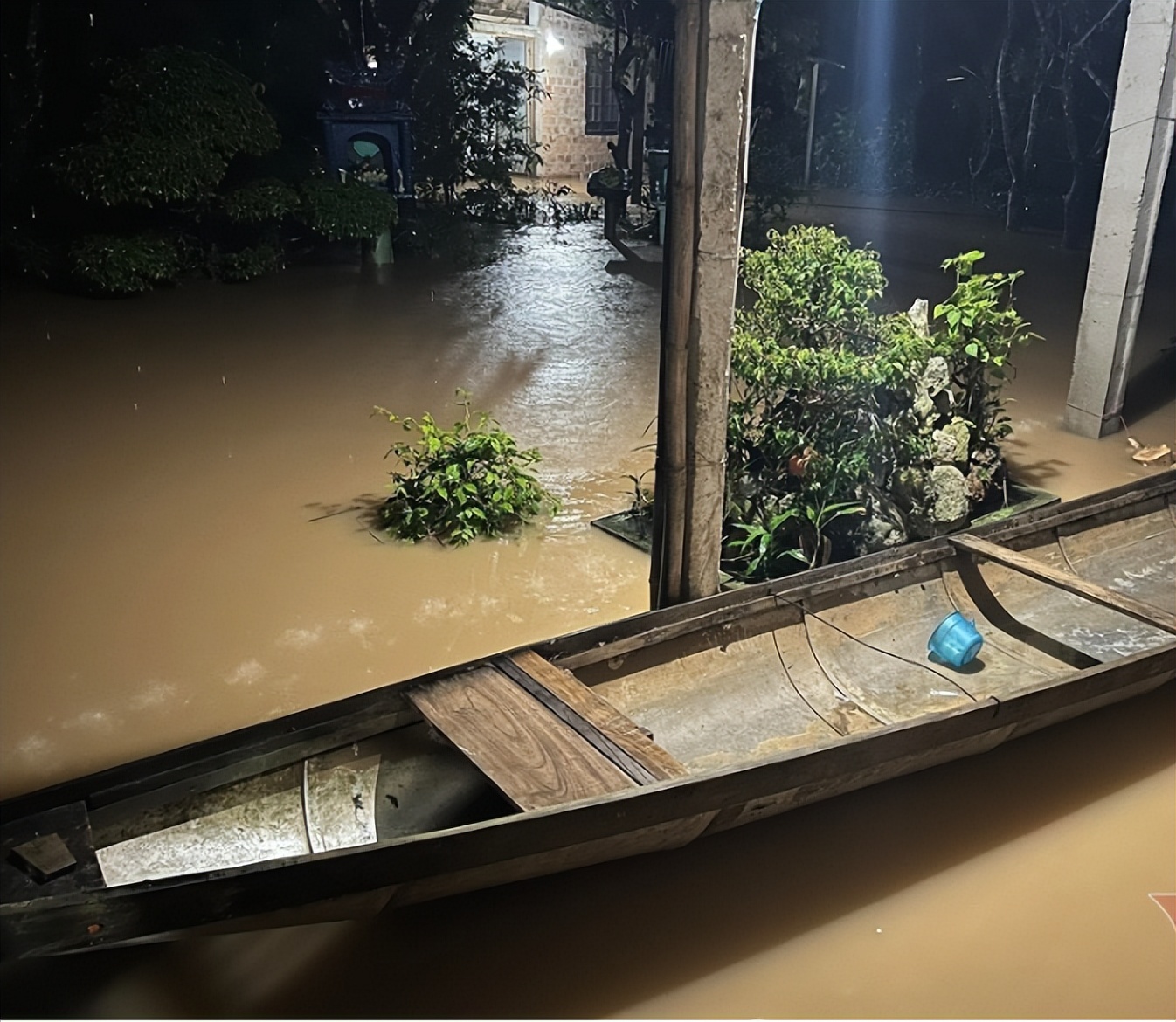 越南中部多個地區遭遇泥石流 3人被卷走 1人仍在失蹤 天天看點