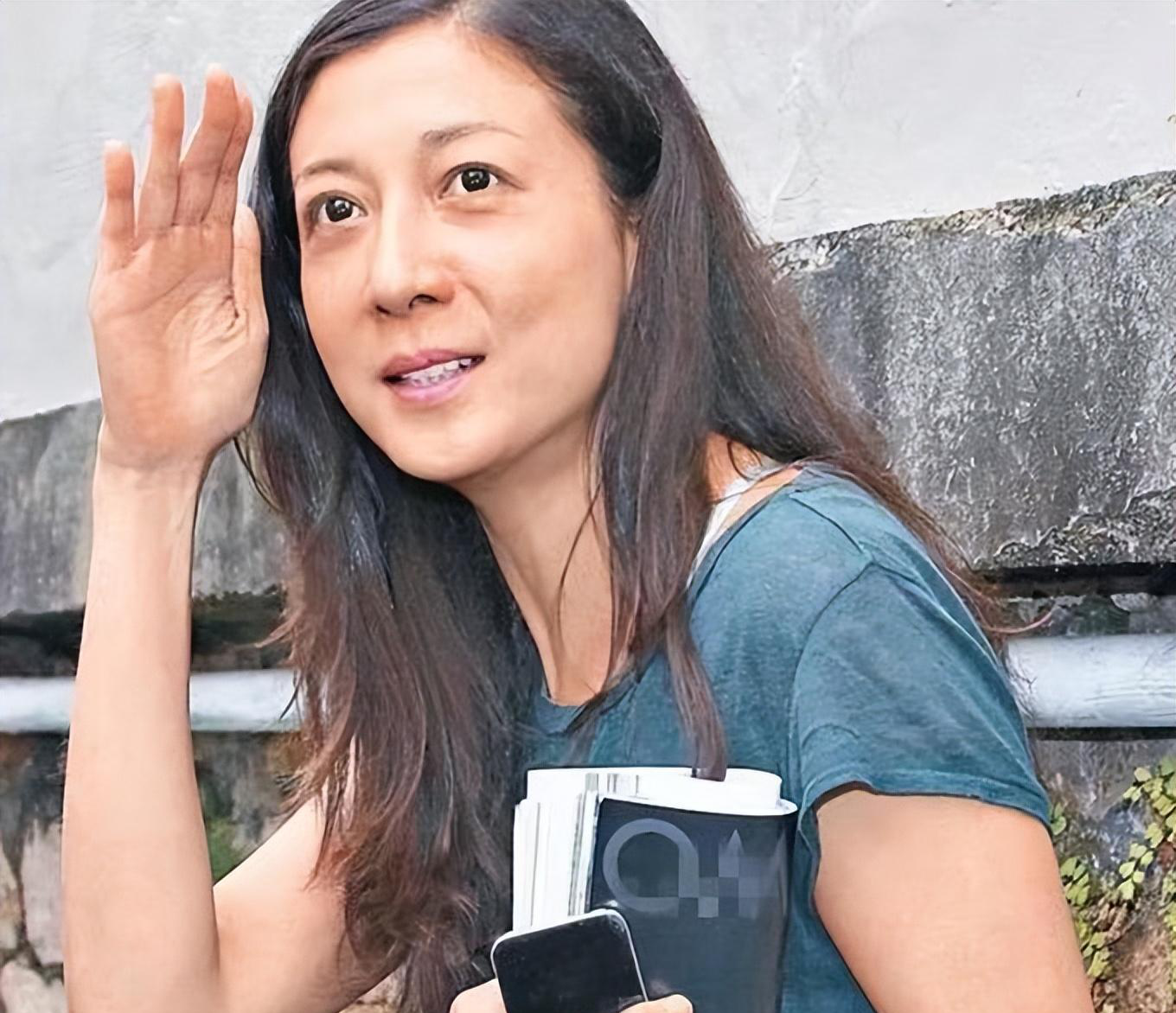 2016年,吴绮莉请了一个长假,一个人坐着火车,从香港赶往上海,去办理