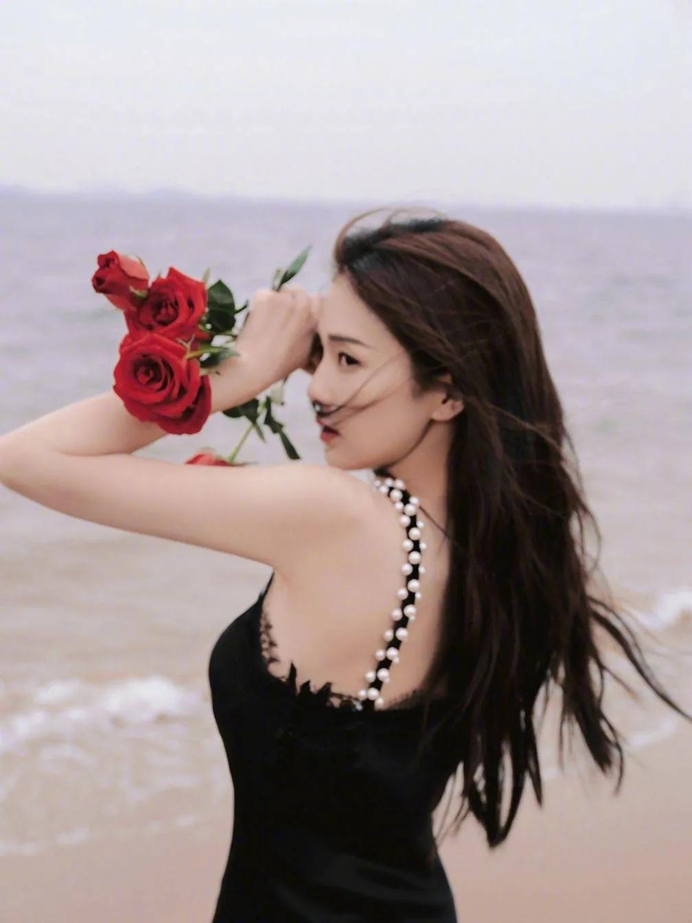 白鹿黑色吊带长裙海边大片