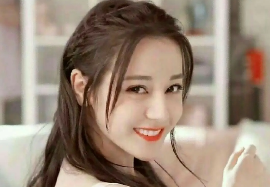 痘痘脸、赘肉、五五分！生图里的女星，让我看见了人间真实