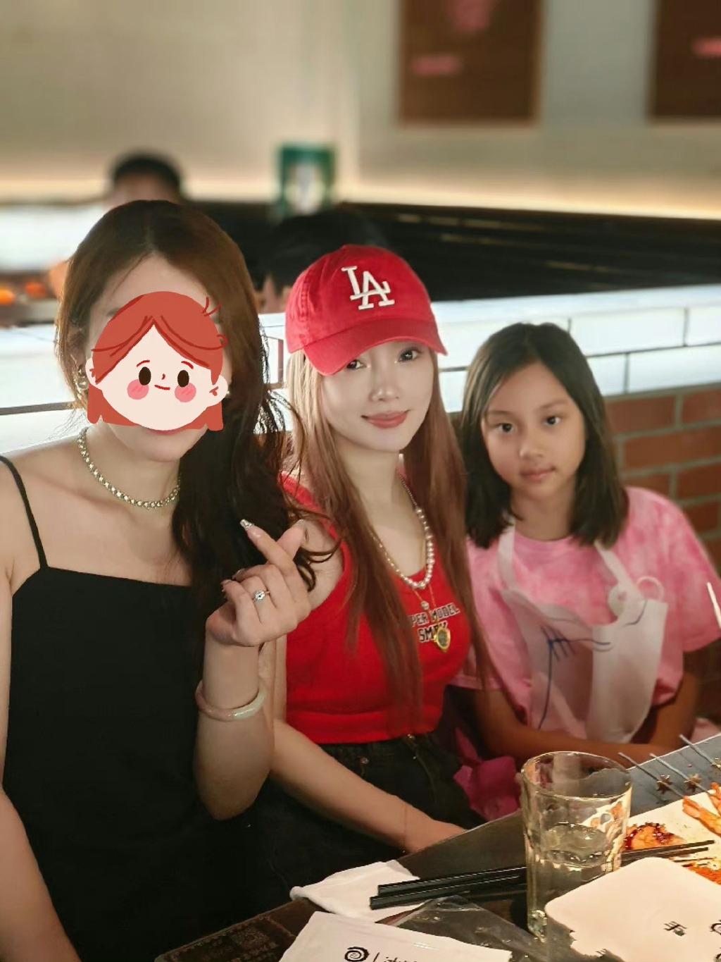 甜馨和李小璐逛街,身高快赶上妈妈,李小璐穿露脐装超抢镜