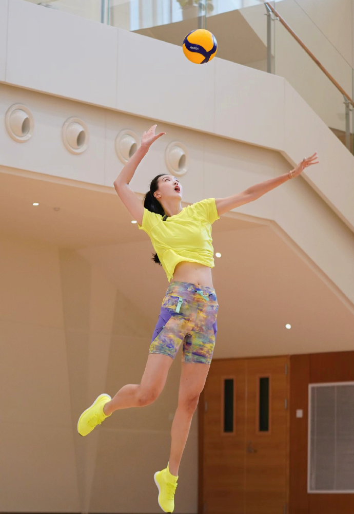 女排张常宁凸出（商业头脑！张常宁再拍摄新广告，双腿修长露小蛮腰，回归遥遥无期）