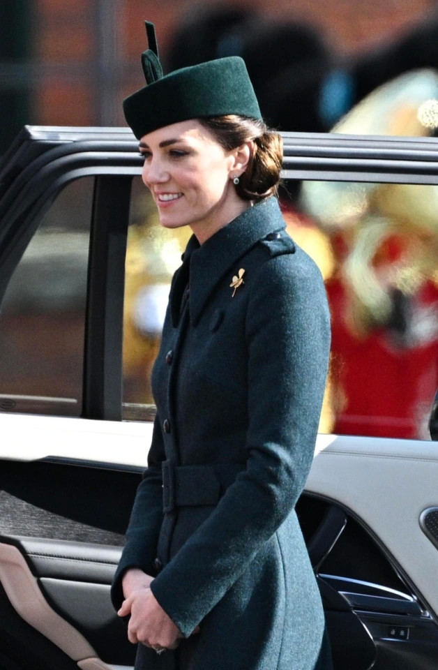 凯特王妃穿绿礼服为士兵发三叶草,面容略憔悴,戴军帽的威廉真帅