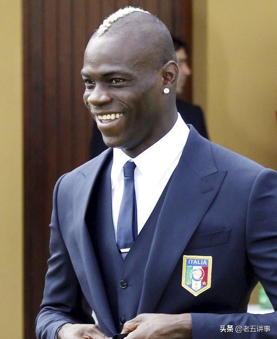 意大利那个黑人为什么叫巴神(足球界的扛把子!马里奥·巴洛特利-巴神)