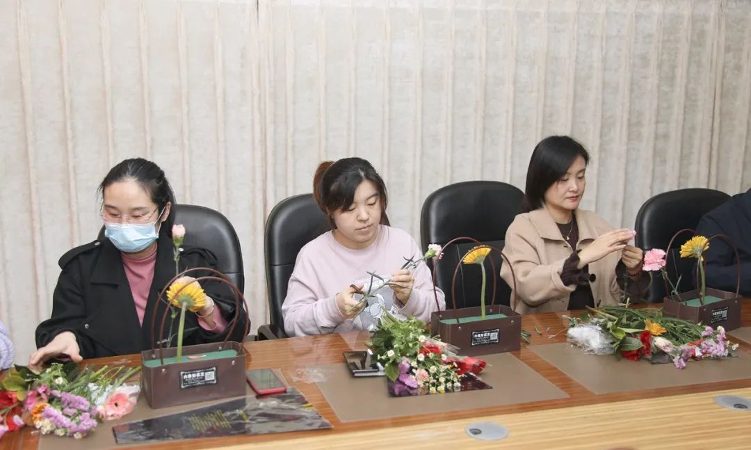 三门峡市交通运输局组织开展庆祝“三八”妇女节插花活动