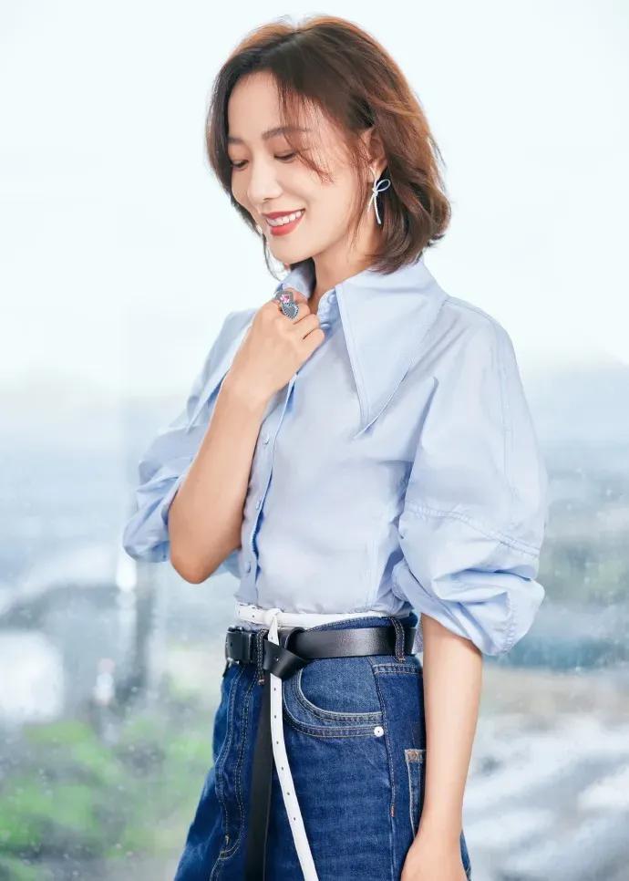 王珞丹蓝色系清新可人，蓝色衬衣和蓝色牛仔裙，简单中的不简单