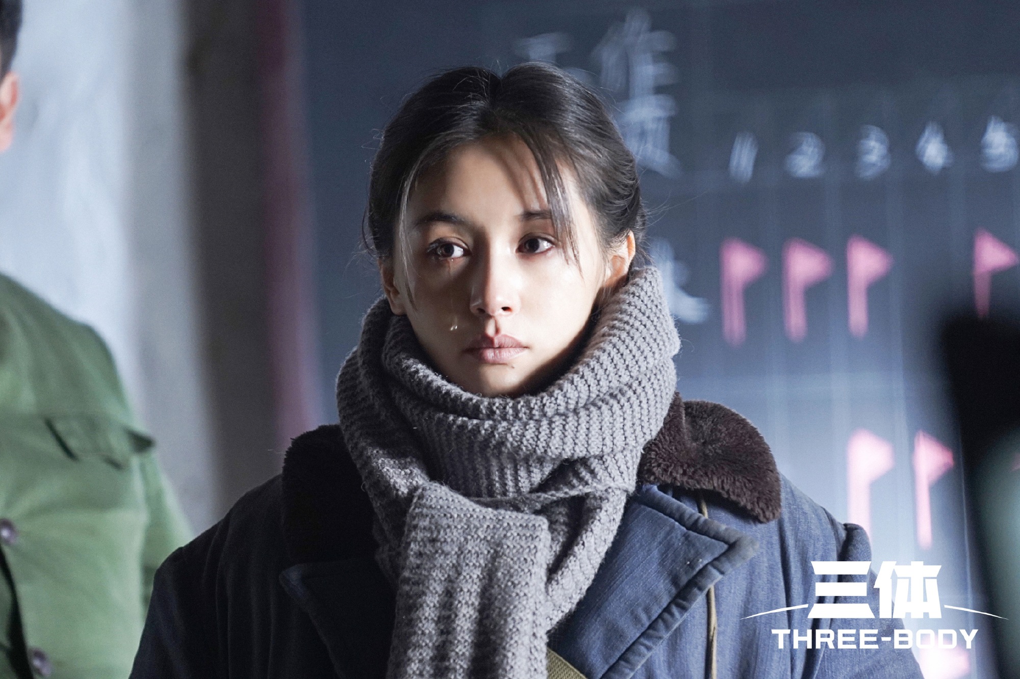 王子文登时尚芭莎封面,穿露腰长裙,身材凹凸有致,霸气女王范