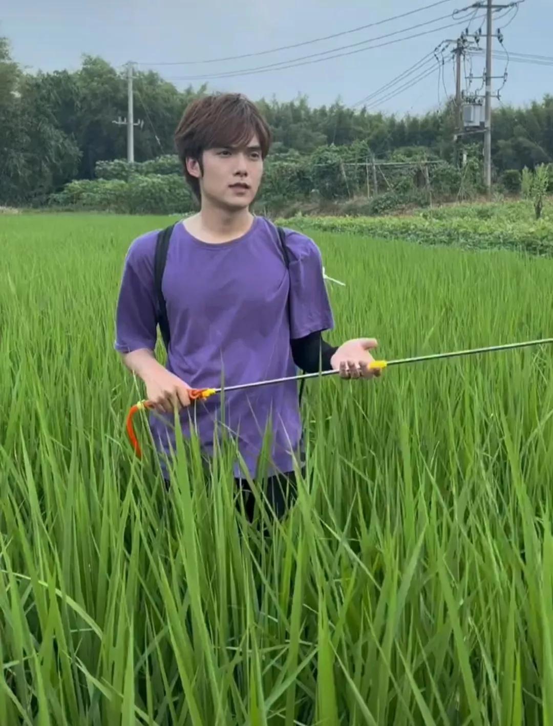 广西桂平农村小伙太帅了,颜值气质不输明星,可惜输在出身不好