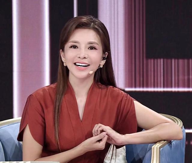 朱迅09年春晚之后,朱迅又前前后后主持了7次春晚,虽然已经不再有第一