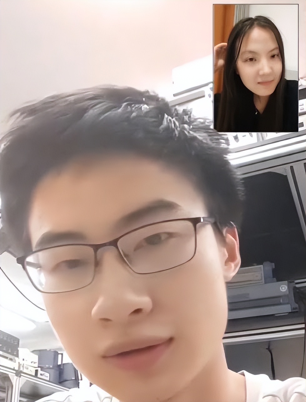 庞众望最新露面：和女朋友一同现身，戴着眼镜比以前爱笑了