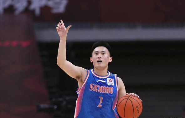 后衛(wèi)身高一米（2022年CBA現(xiàn)役七個“小矮人”，最高大的球員一米八）