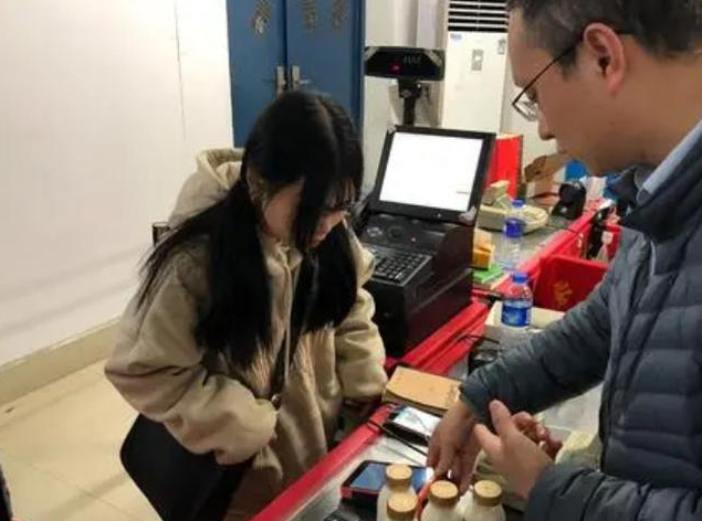 大学生重拾“现金支付”，是流行新趋势吗？被00后心酸回答破防了