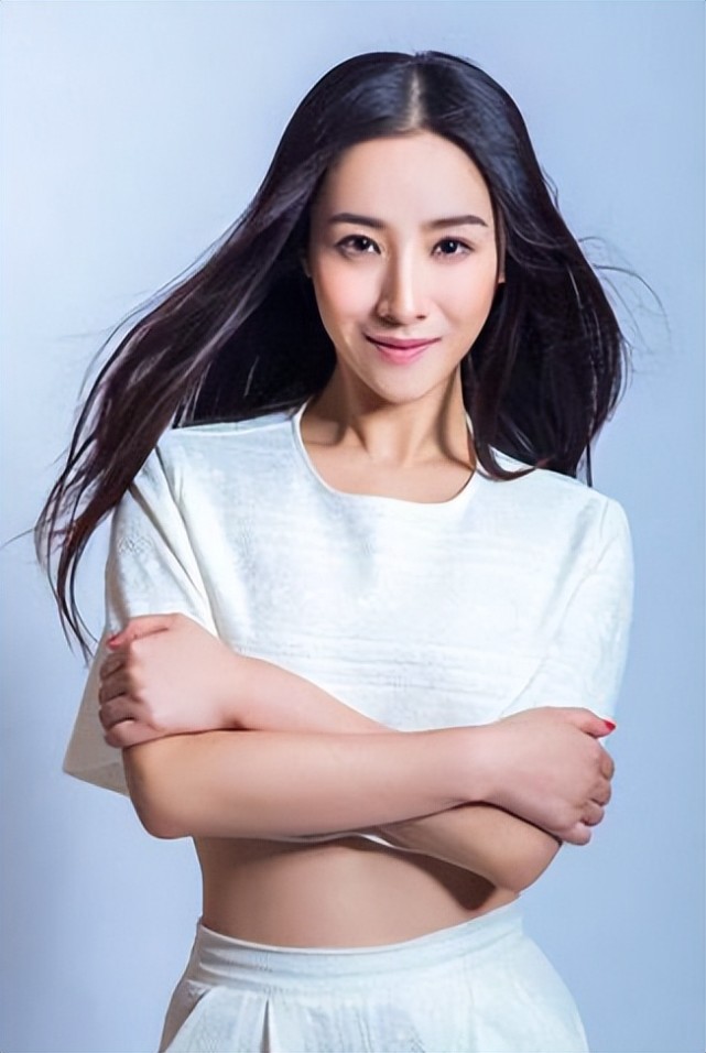 事实证明,11年前举报张艺谋"超生"的何珺,已经走上了另一条路