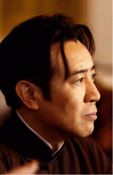 “大器晚成”于和伟：母亲反对他演戏，姐姐卖钢琴送他去戏剧学院