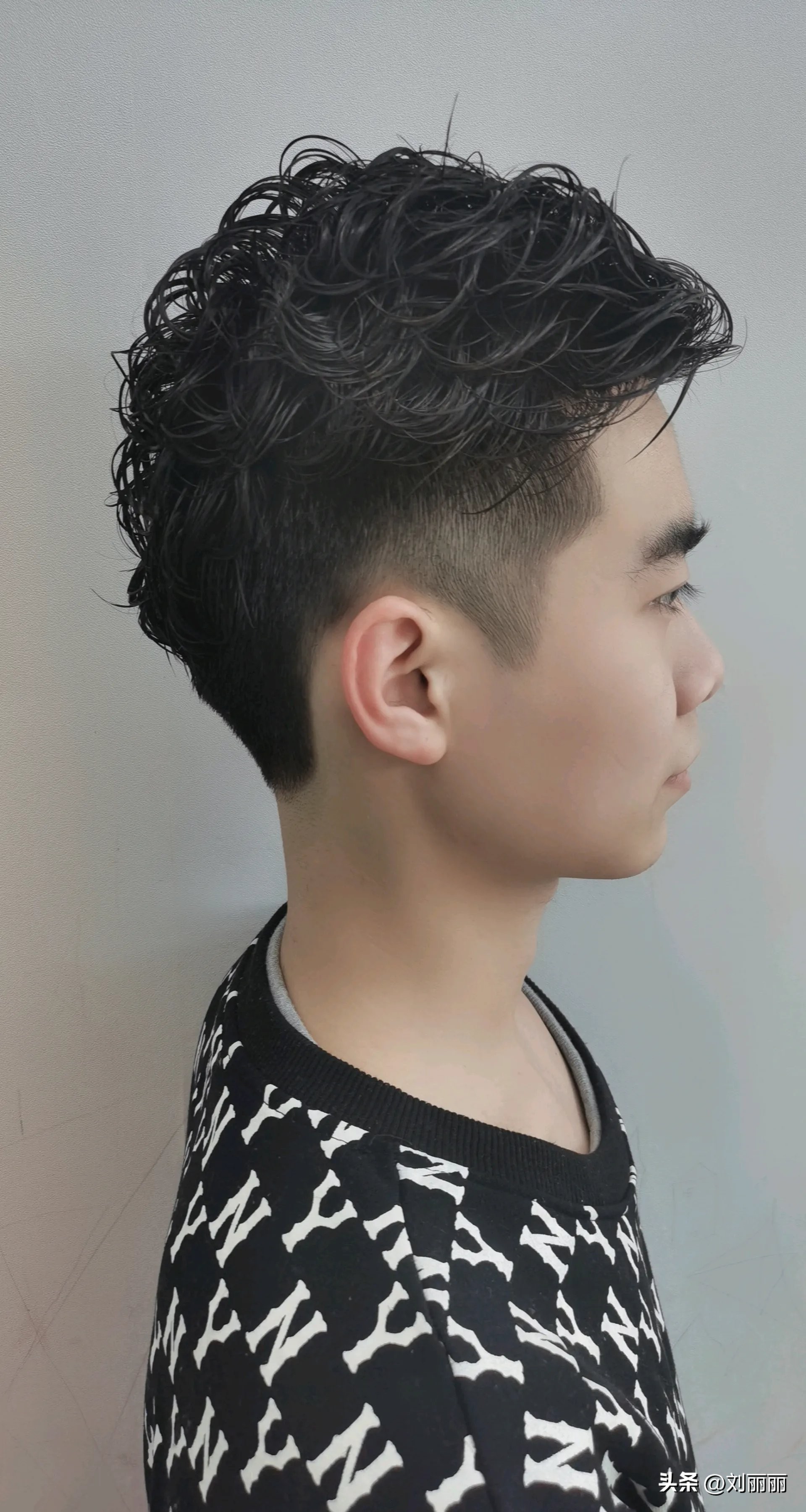 2015潮男短发烫发发型图片(2023新流行男发，剪剪烫烫就是不一样，好帅气)