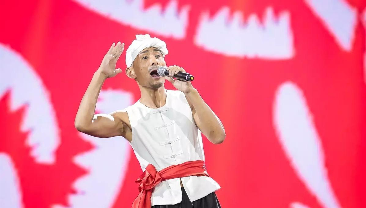 事实证明,靠着"装疯卖傻"的歌手阿宝,如今已活成了一个笑话