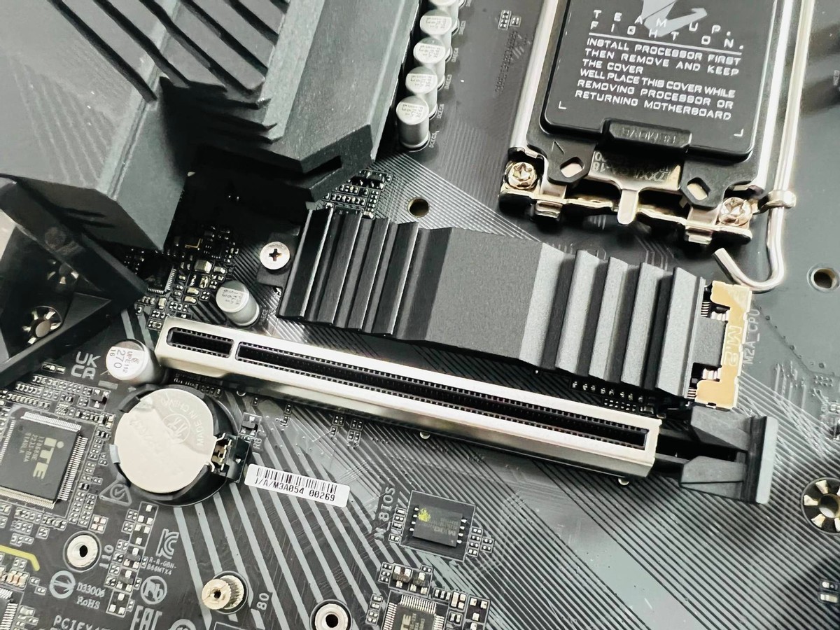 技嘉小雕B660M电竞主板开箱，供电出众散热强