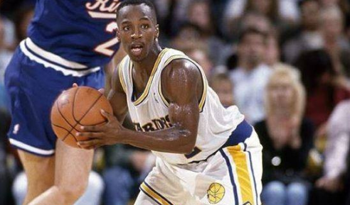 nba的小個子球員有哪些</h2>

<p>　　1. 基斯·詹寧斯，身高1米70，91年的落選秀，因身高原因沒有得到聯(lián)盟球隊的青睞，不過最后在勇士得到了機會，在勇士的第一個賽季總共出場了8場的比賽，得到場均8.6分和2.9助攻的成績單，三分命中率更是高達55.6%，也證明了當時籃球雖然是高個子的運動，但矮個子的外線命中和靈活性更能給球隊穩(wěn)定的輸出，隨后兩個賽季勇士也給詹寧斯更多的出場時間，在代表勇士出戰(zhàn)的164場比賽當中，詹寧斯場均18分鐘，得到6.6分和3.7助攻。</p>

<p>　　<img alt=