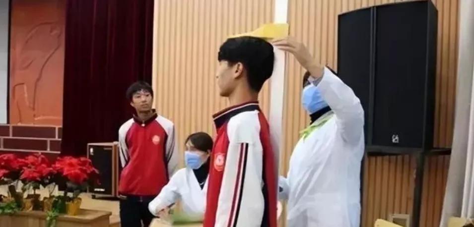 中国平均身高在世界排多少名（身高黑比地域黑更无耻，中国人平均身高究竟多少，实际上你已达标）