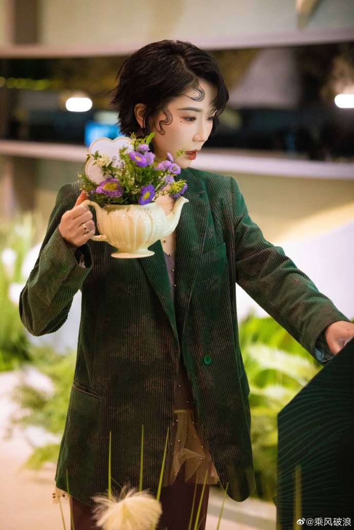 8,刘恋冬奥滑雪冠军,性格很讨喜,唱功还行!