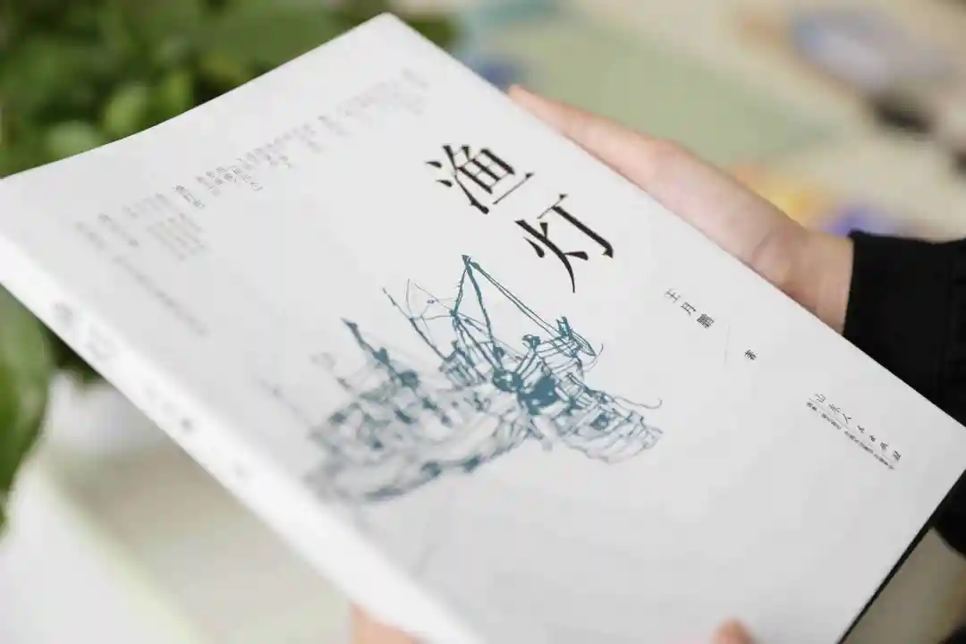 《海上书》讲述了黄渤海的故事--烟台开发区著名作家王月鹏创作了《海洋三部曲》。