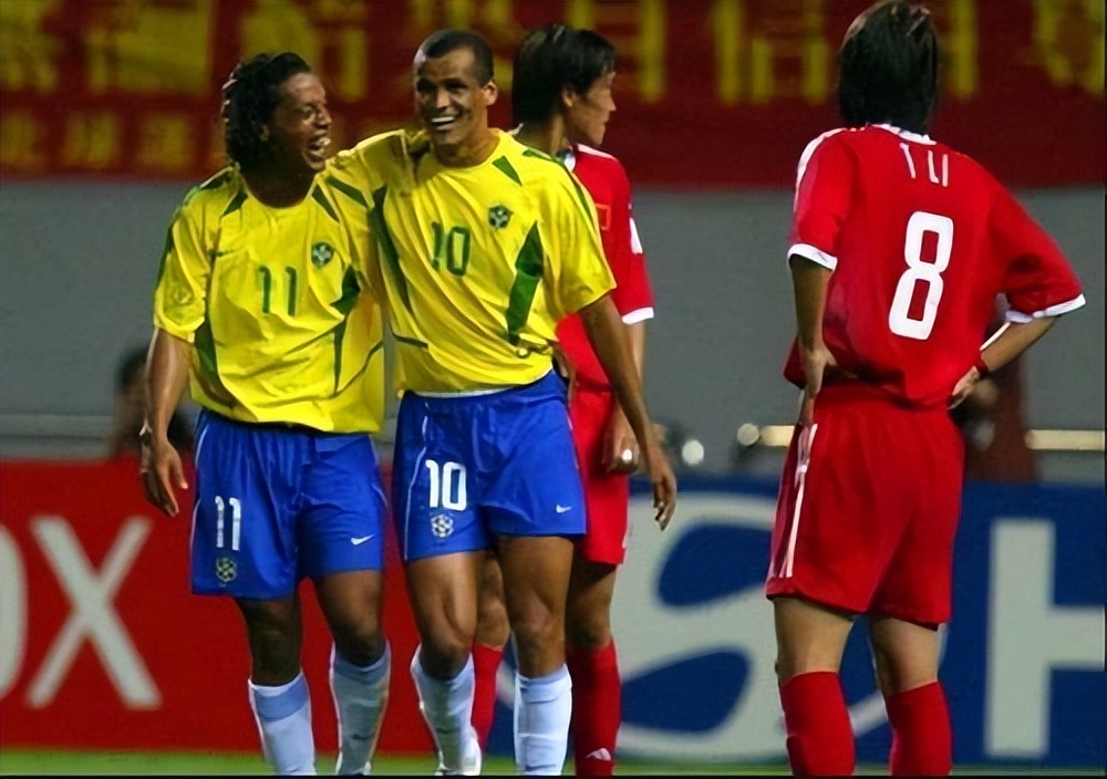 2002世界杯中国和谁踢（回顾02年世界杯国足对阵巴西，李伟峰亲口承认：罗纳尔多太难防了）