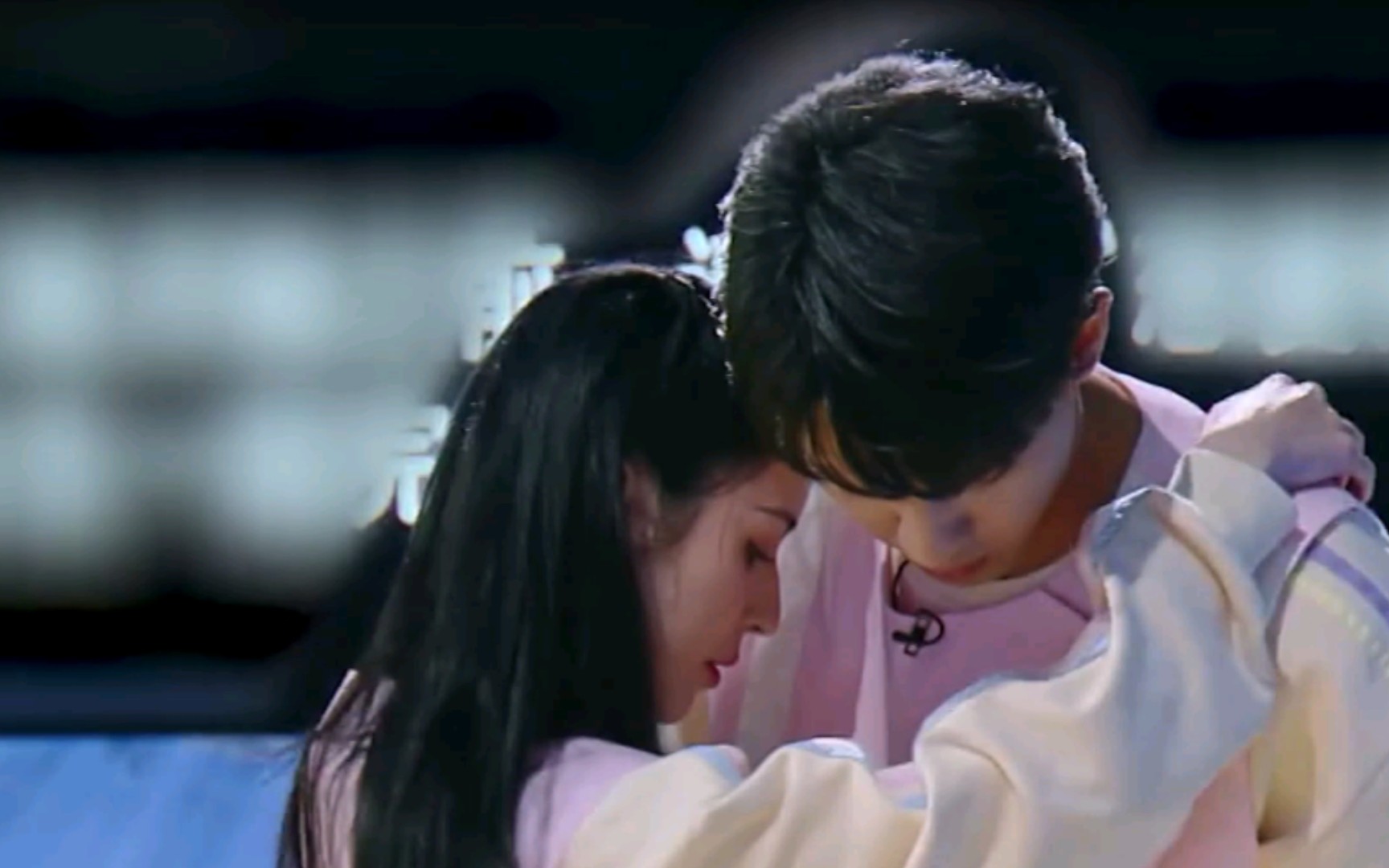 娱乐圈又一对情侣?秦霄贤哈尼克孜甜蜜蹦极,相拥接吻太幸福