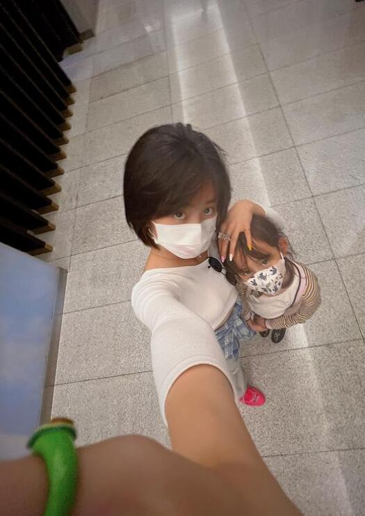 16岁黄多多晒自拍，涂红色指甲油时髦感超强，脸上的雀斑抢镜了