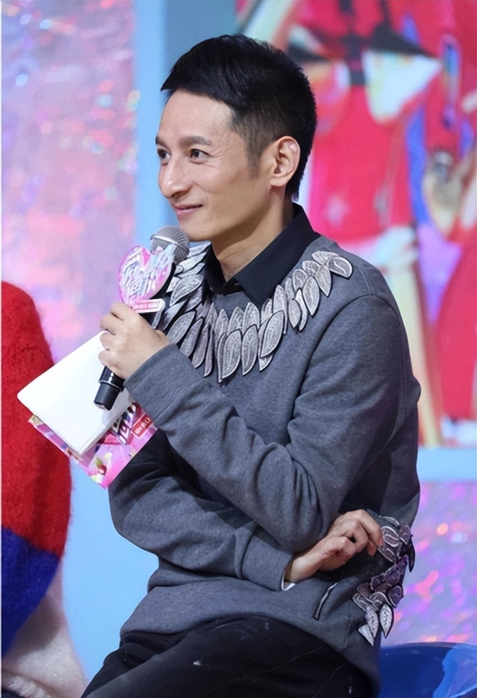 湖南电视台主持人(湖南电视台主持人何炅简历)