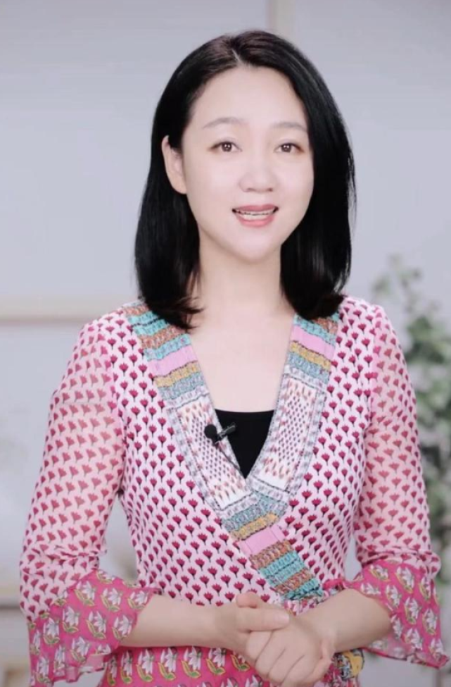 她还经常与阿进互动,引来不少人围观,大家也被周群接地气的样子给圈粉