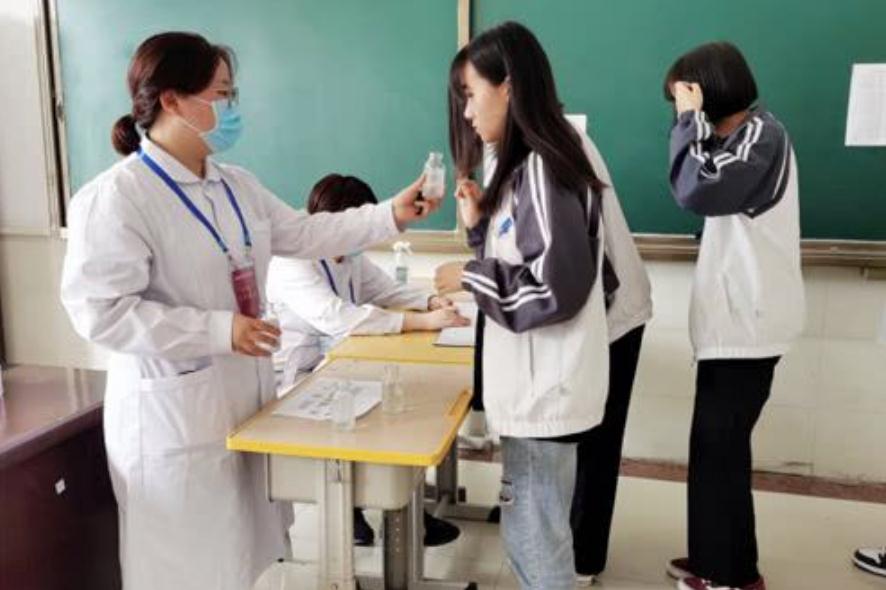 高考体检需要“全部脱光”？现场一片混乱，把医生都给逗笑了