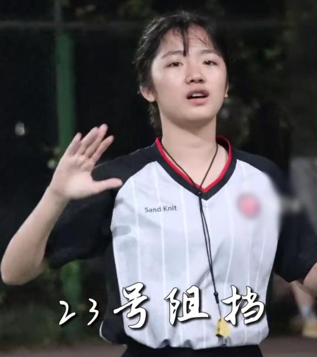 杭州高校女生担任篮球赛裁判员，表现惊艳又美又飒，评论区却酸了