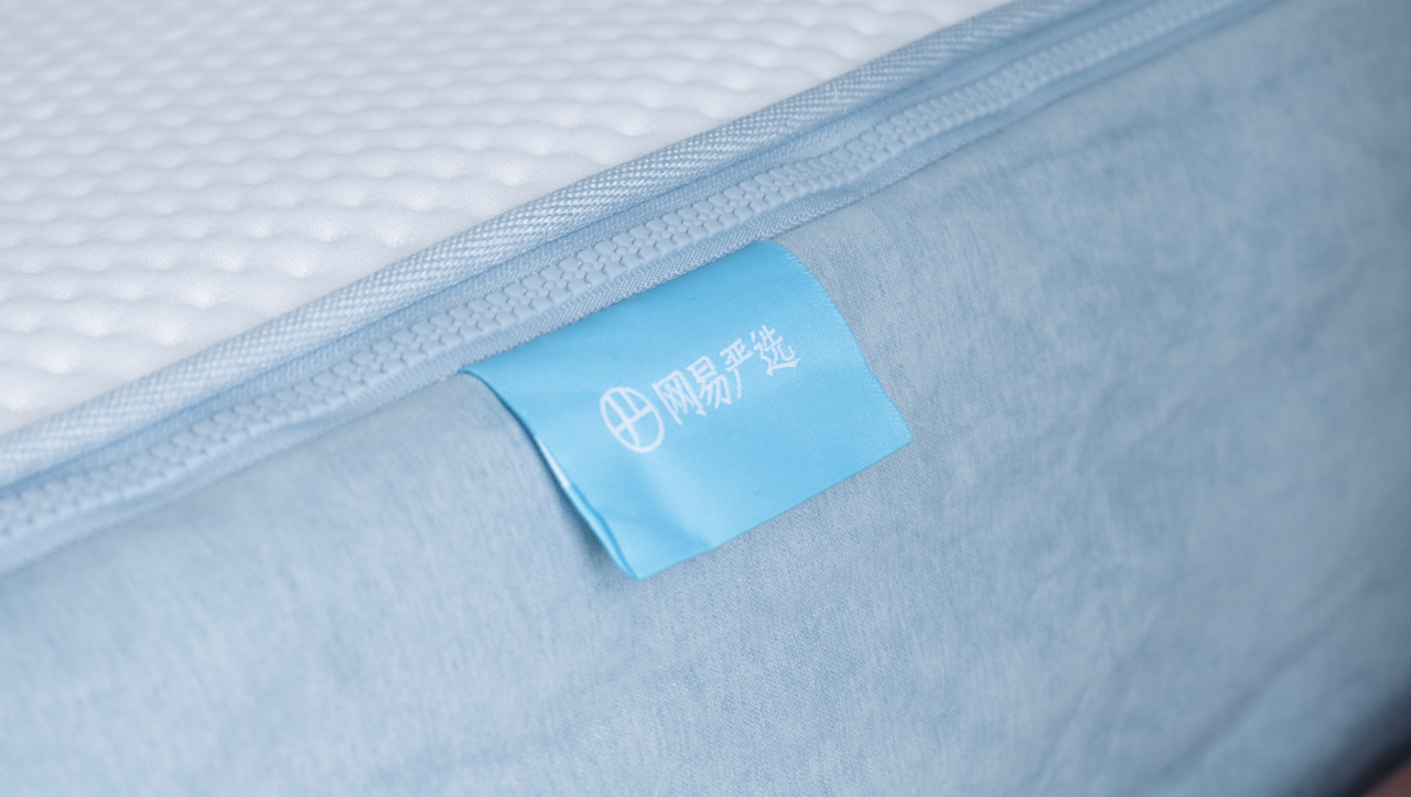 一张床两面睡 满足不同睡感 开启静夜模式——网易严选云舒弹簧床垫