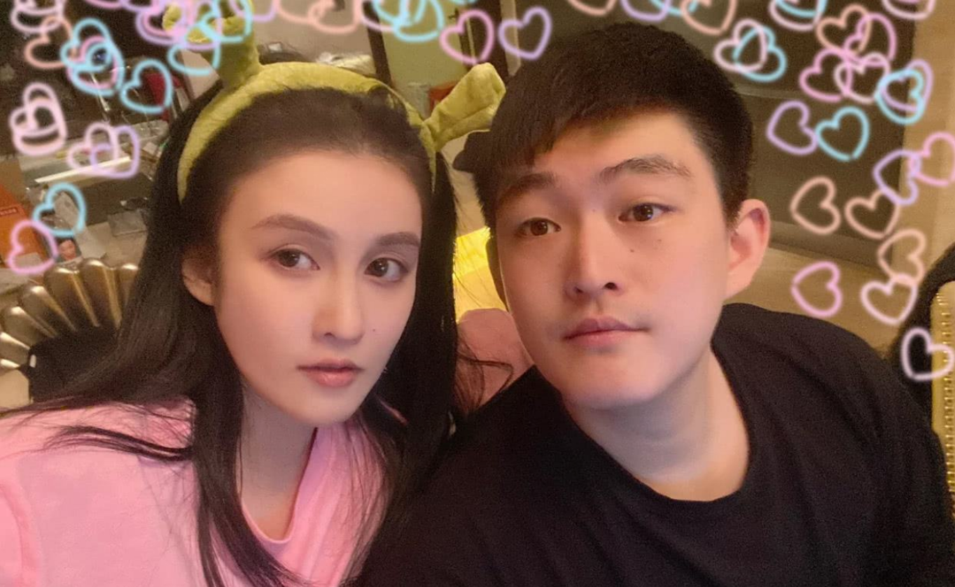 “小品王”赵本山：出身贫苦，成名后和发妻离婚，2婚娶小8岁娇妻