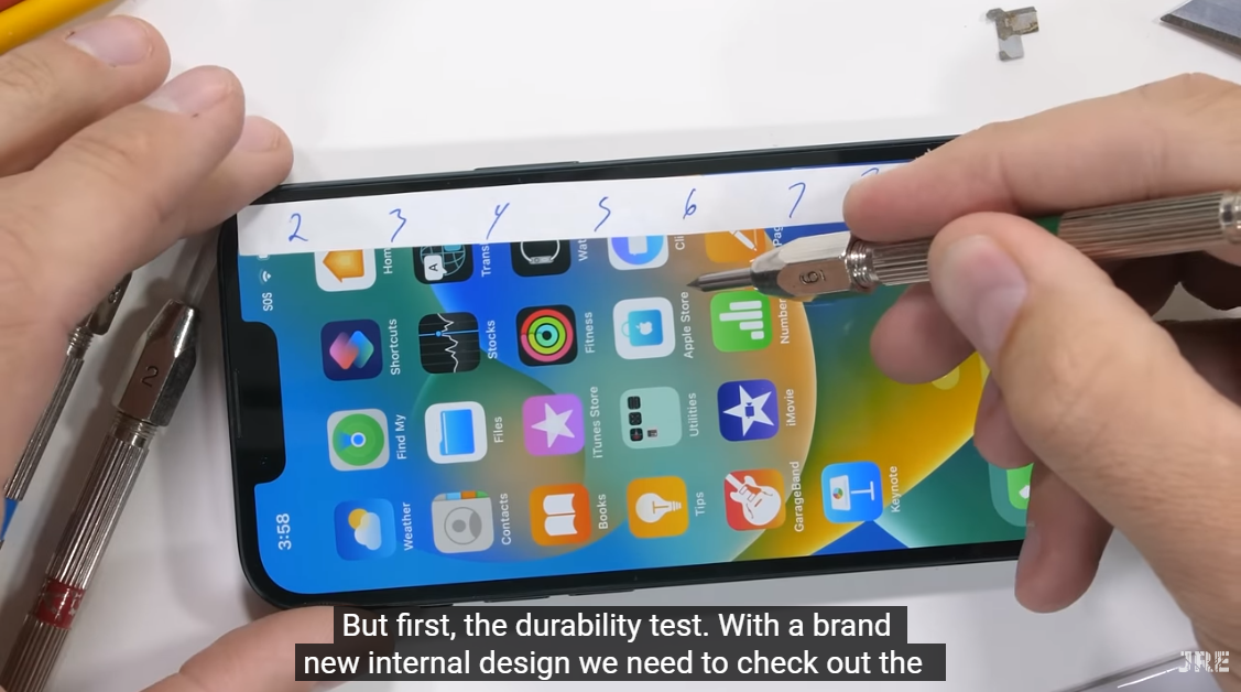苹果 iPhone 14 刮擦摔砸测试，与 iPhone 13 玻璃耐用性基本相同
