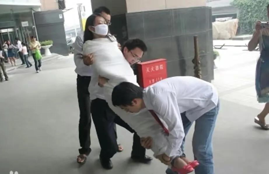 我是个“洗脚妹”，2009年被寻欢官员侵犯凌辱，反抗无望后杀人