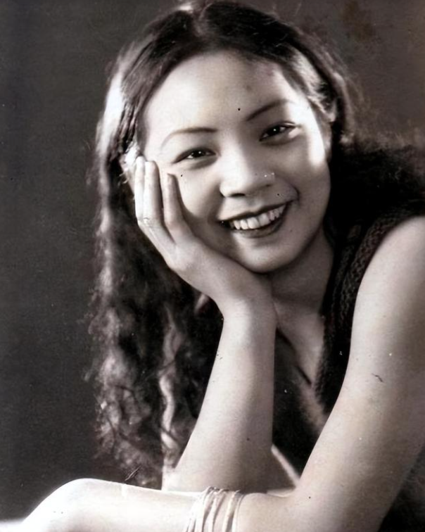 她因名字太高雅遭人排挤，校长：换个土点的，不料因此红遍上海滩