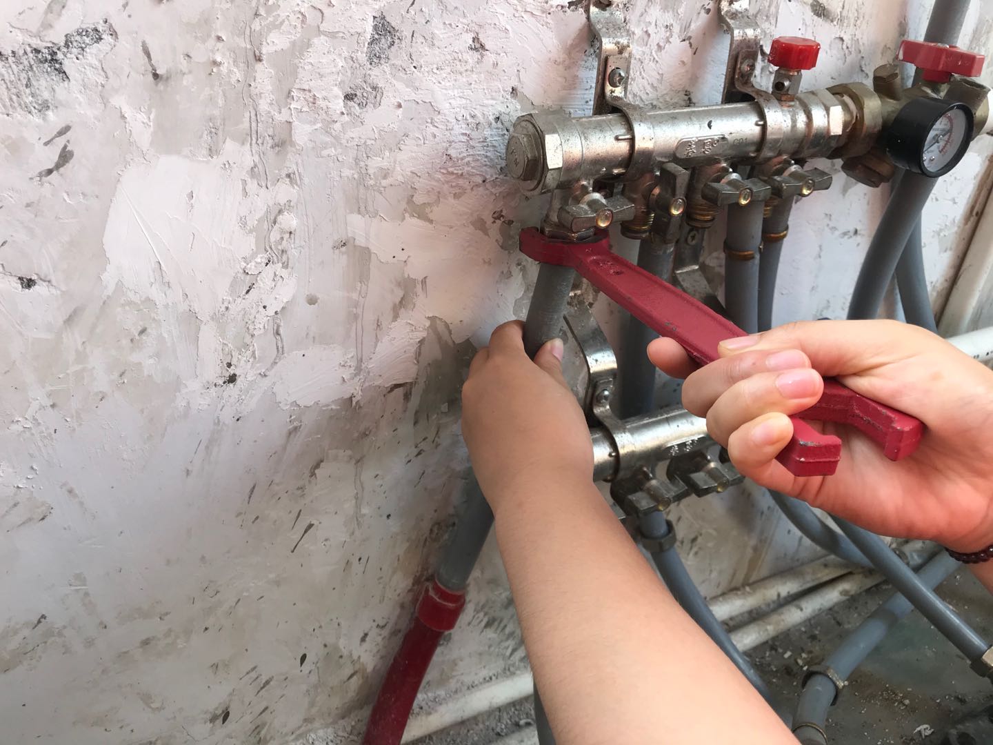 我家装修还没入住就坏了，装修工人却说：“这都是你的责任”
