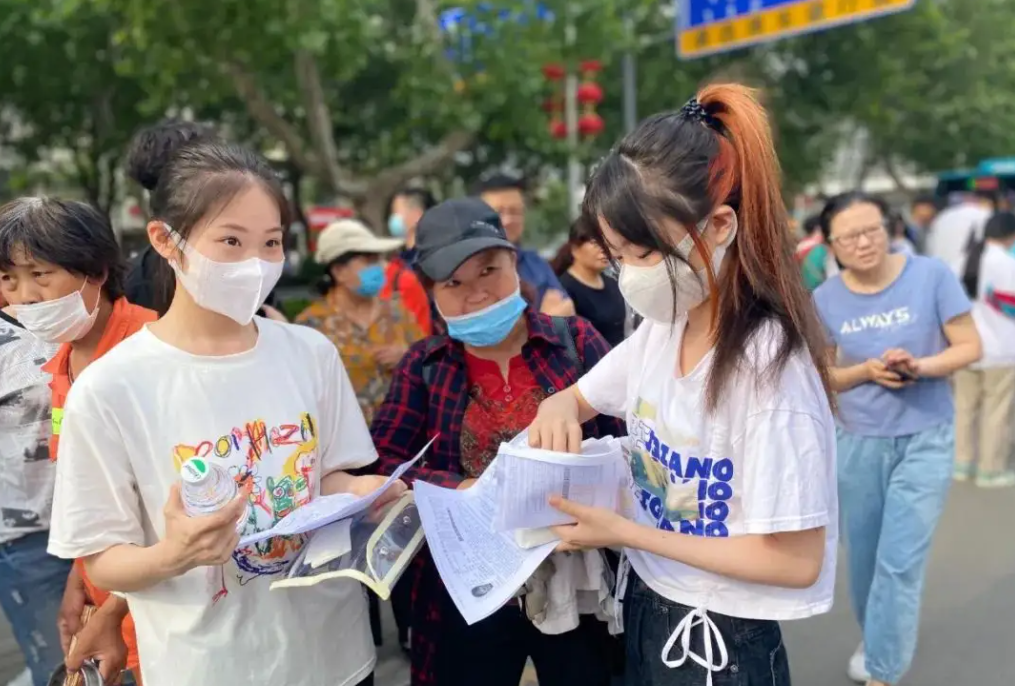 高考当天为何尽量不穿校服？班主任道出实情，学生与家长要知晓