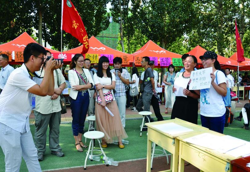 同样是大学寝室，父母眼中和真实情况有啥差距？3张图片真实显示