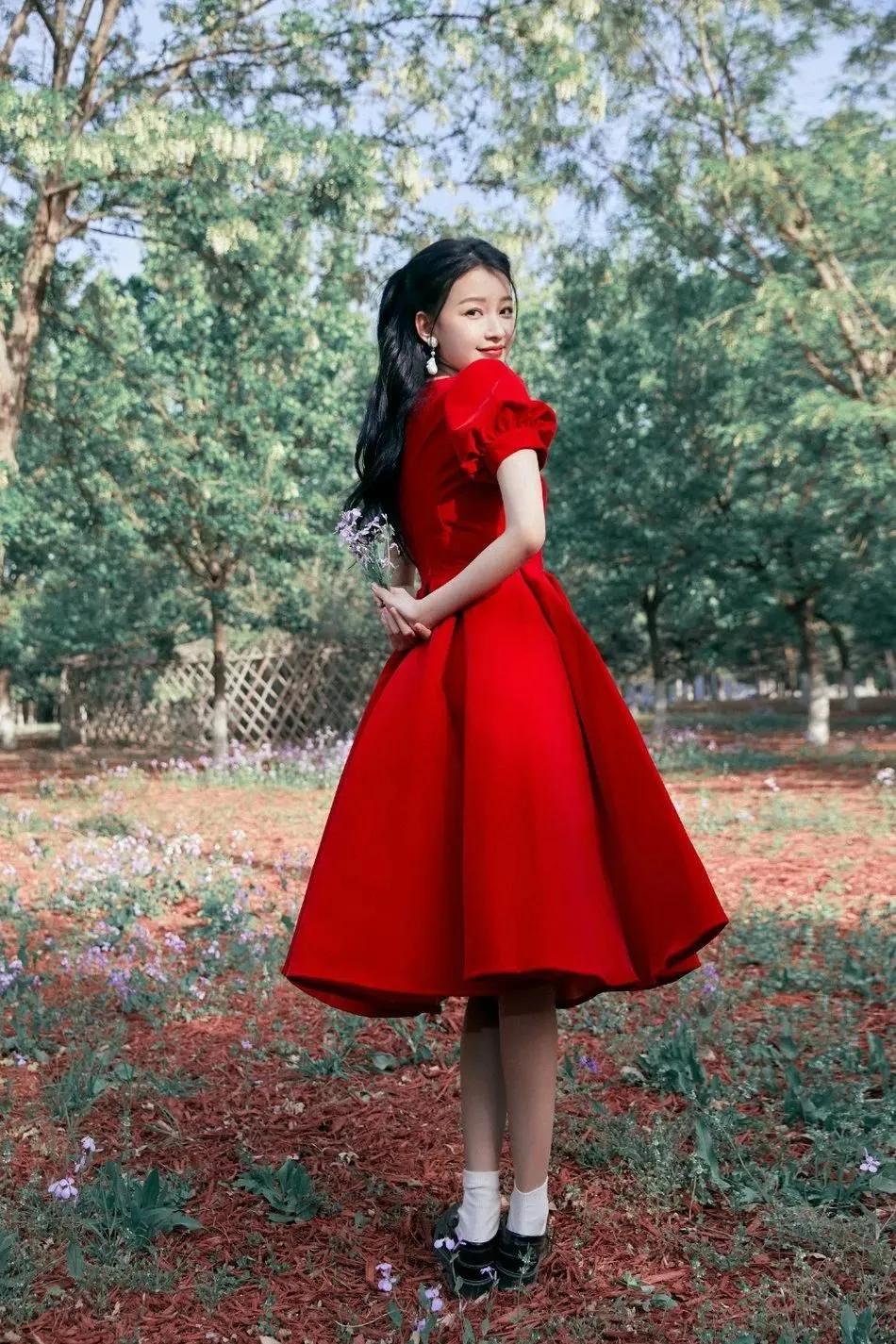 孙怡、赵丽颖红色礼服状态迥异，有没有爱情的滋润肉眼可见