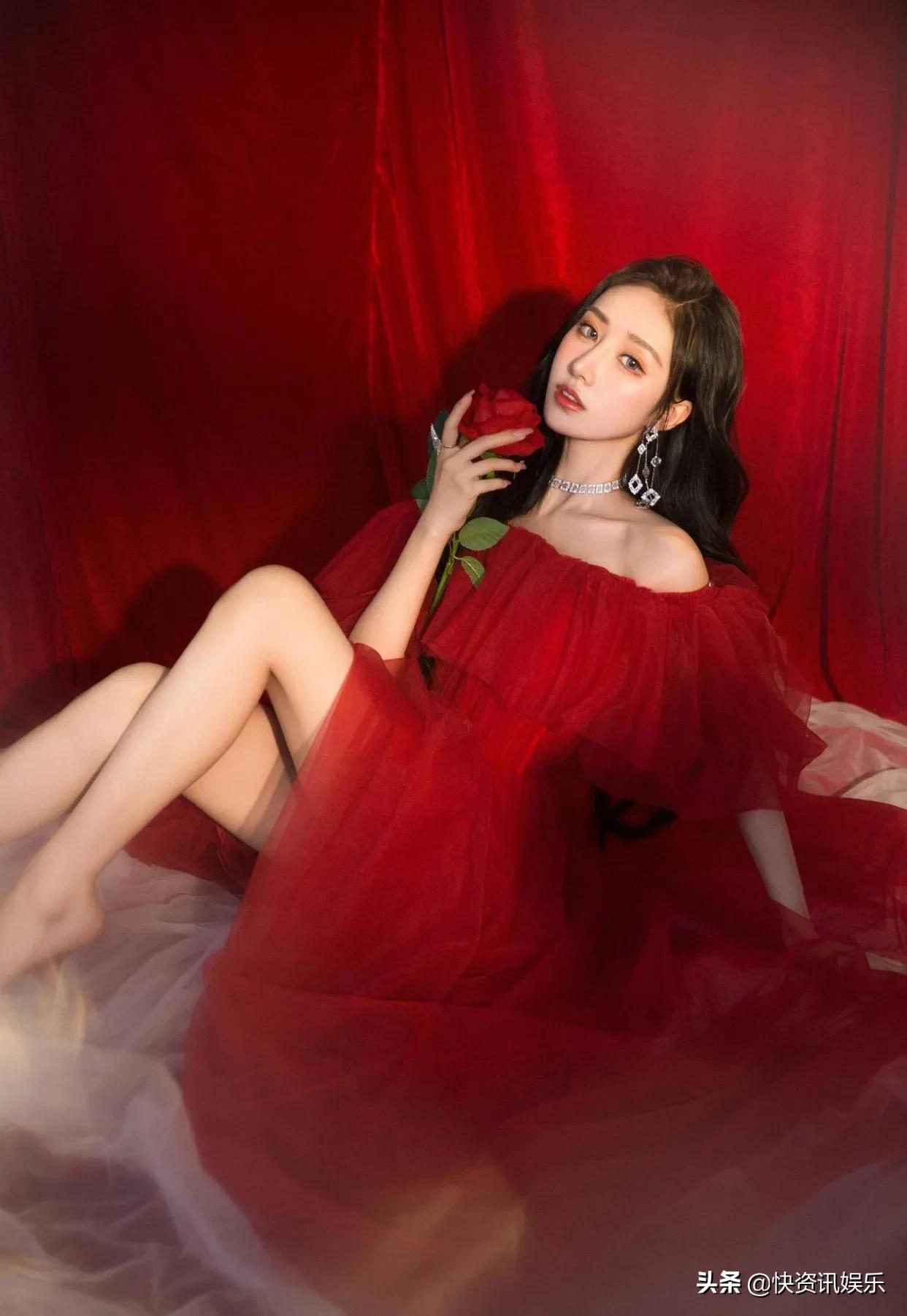 身穿一袭红色纱裙的苏然咯真美
