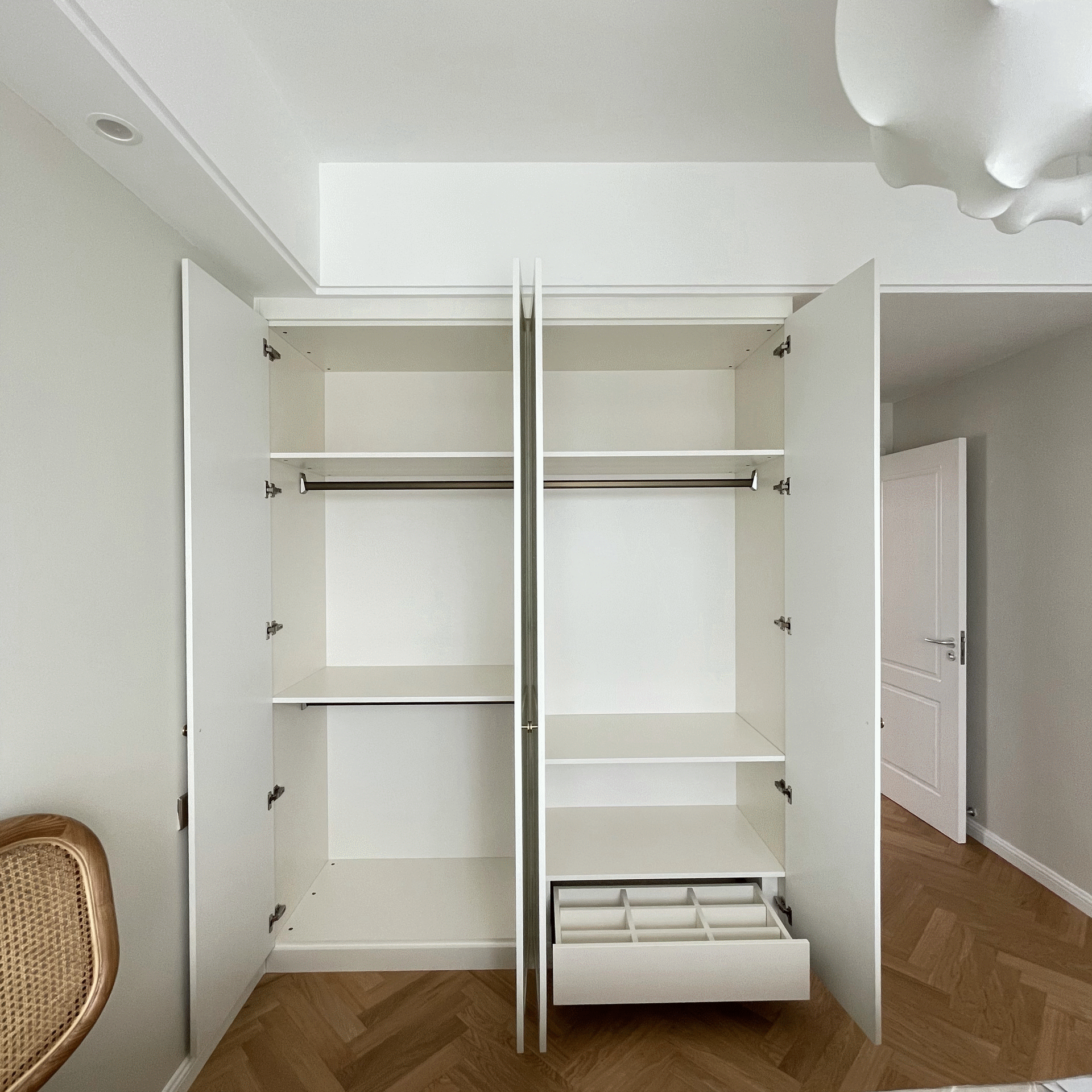 只要装修,不管是现场制作,还是全屋定制,衣柜都是必做项目.