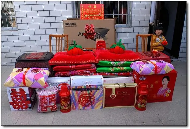 2009年，山东21岁女孩翻墙私奔摔成瘫痪，小伙不离不弃照顾14年