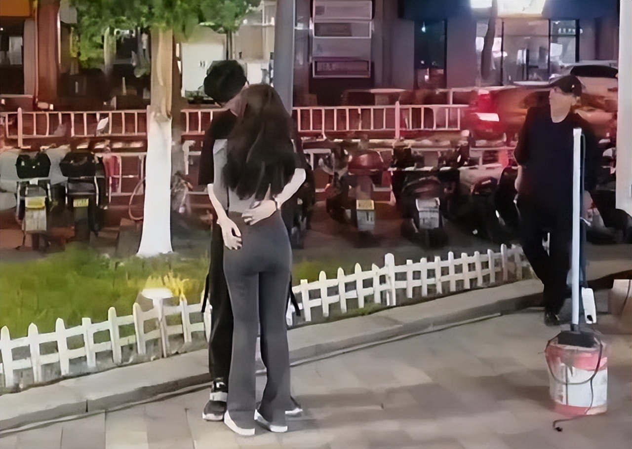 小情侣在街头忘我接吻，大爷凑跟前看还不过瘾，搬小马扎坐下欣赏