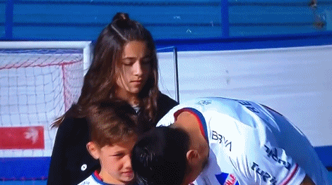 世界杯苏亚雷斯视频（102天2冠，苏亚雷斯含泪告别母队：3万人欢呼，官方致敬）