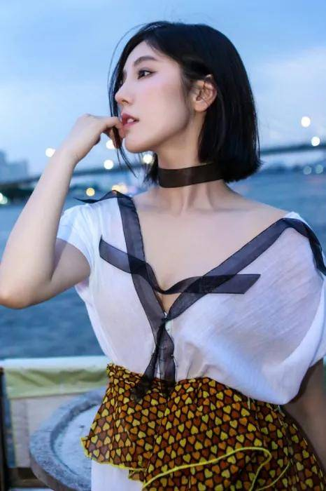 穿搭小技巧:深v领口大胆却能够塑造好身材穿搭优点:高贵矜持,女人味扑