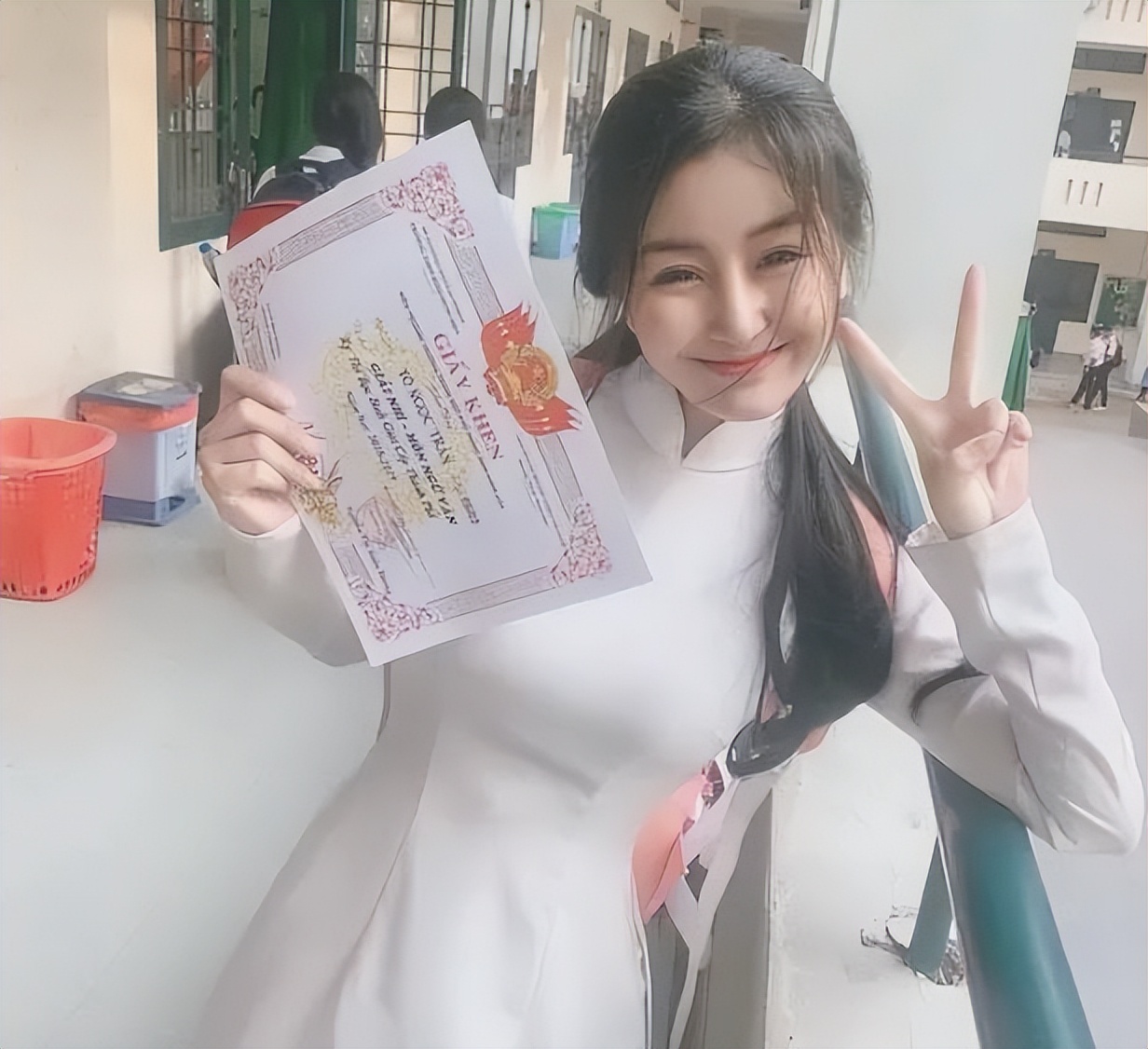 高中女孩被称为"纯欲系校花"!普通校服穿出高级感,令学生羡慕